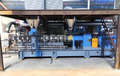 Engineering plastic extruder with side feeder